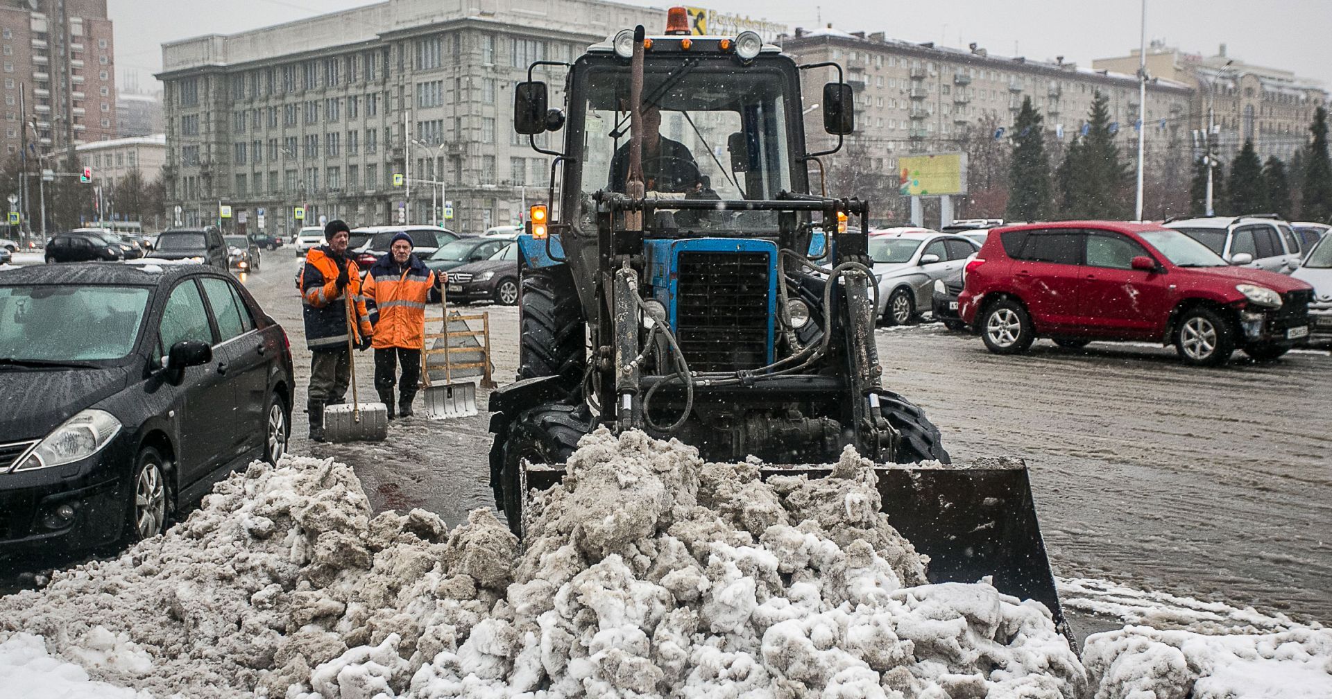 Убиравший снег трактор насмерть задавил женщину в Шерегеше | Ведомости  законодательного собрания НСО